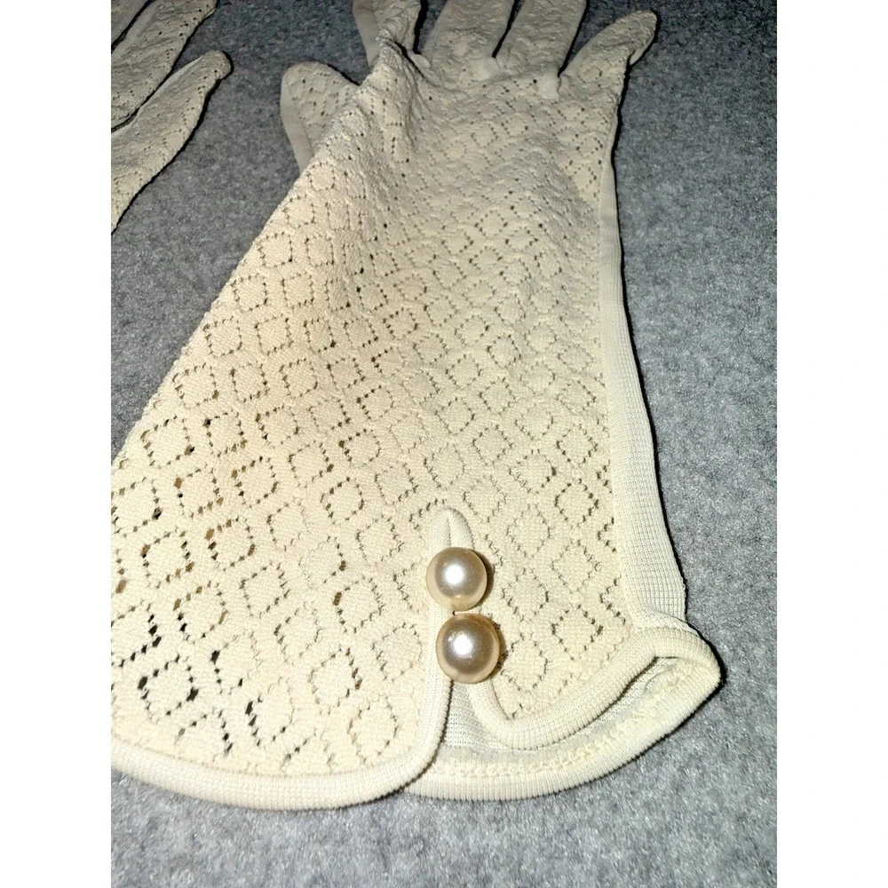 Vintage 1950-60s Lace Crochet Gloves Faux Pearl Button Off White XS-Small Church